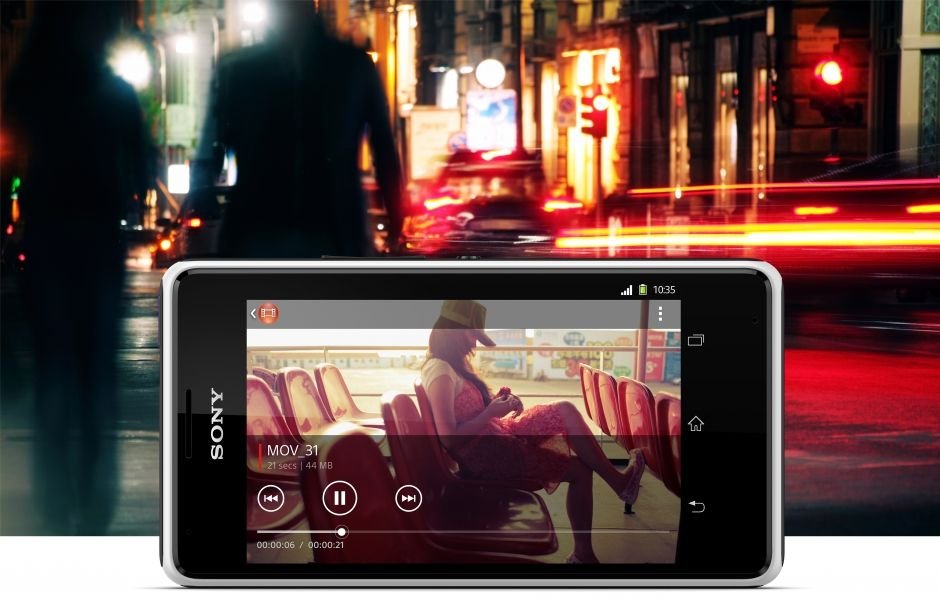 O Xperia™ E1 é um novo smartphone Android da Sony, que vem com um display de 4 polegadas desenvolvido com a mesma expertise das TVs Sony.