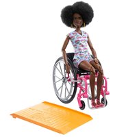 Boneca Barbie Fashionistas 195 Cadeira de Rodas Rampa Cabelos Pretos Macação Corações Arco-Íris  - Mattel