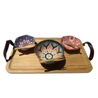 Bandeja de bambu GR com alça couro 3 petisqueiras e espatulas