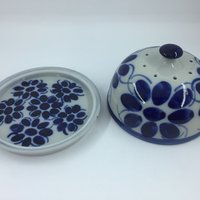 Queijeira de Porcelana Feita e Pintada a mão - Monte Sião